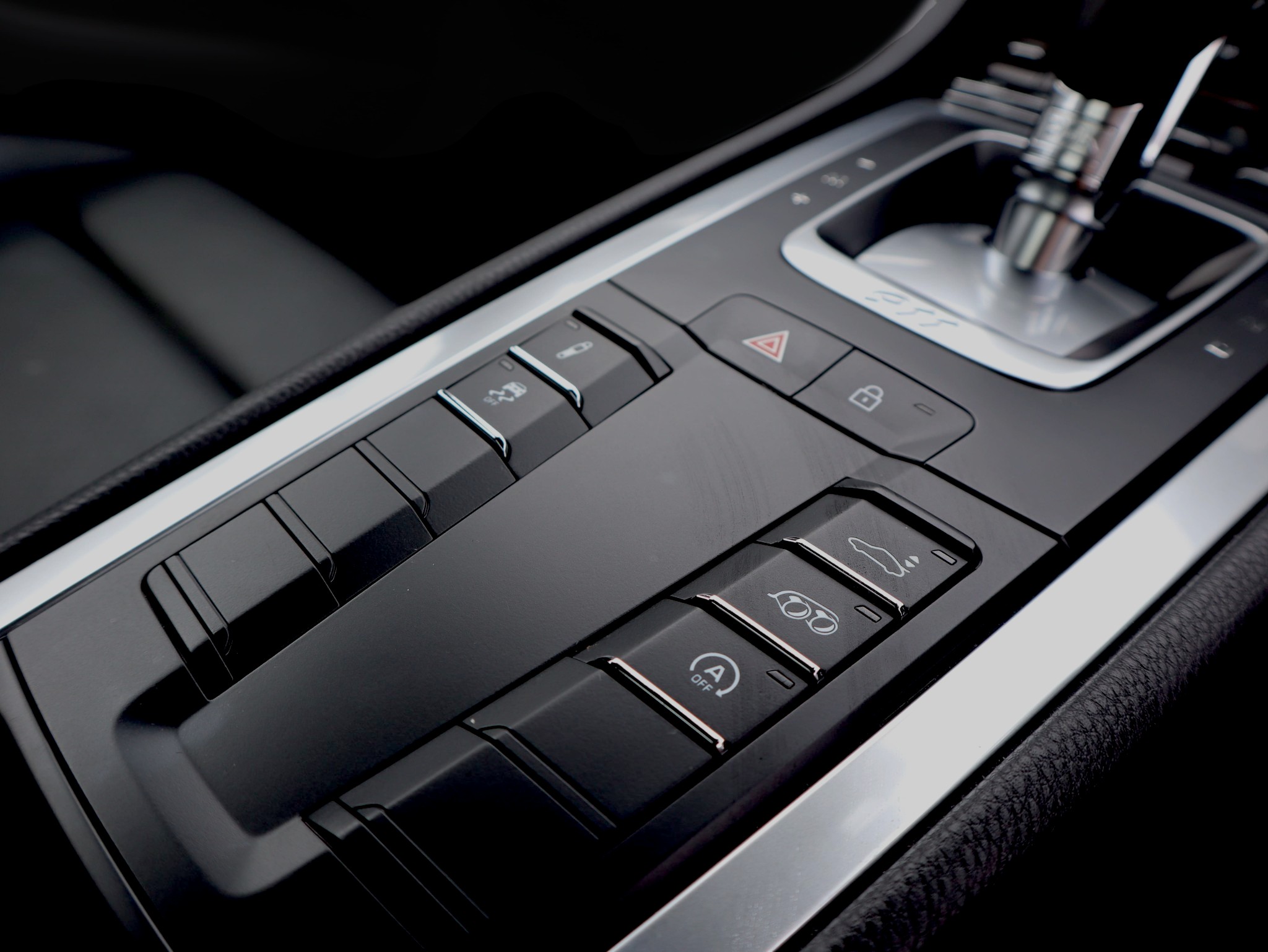 ポルシェ911カレラ（Type991.2）PDK<br>スポーツクロノパッケージ<br>スポーツエグゾーストシステム<br>GTスポーツステアリング<br>PDLS含むバイキセノンヘッドライト<br>カレラスポーツホイール