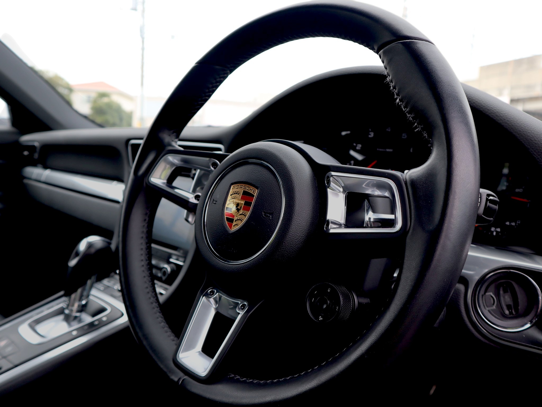 ポルシェ911カレラ（Type991.2）PDK<br>スポーツクロノパッケージ<br>スポーツエグゾーストシステム<br>GTスポーツステアリング<br>PDLS含むバイキセノンヘッドライト<br>カレラスポーツホイール