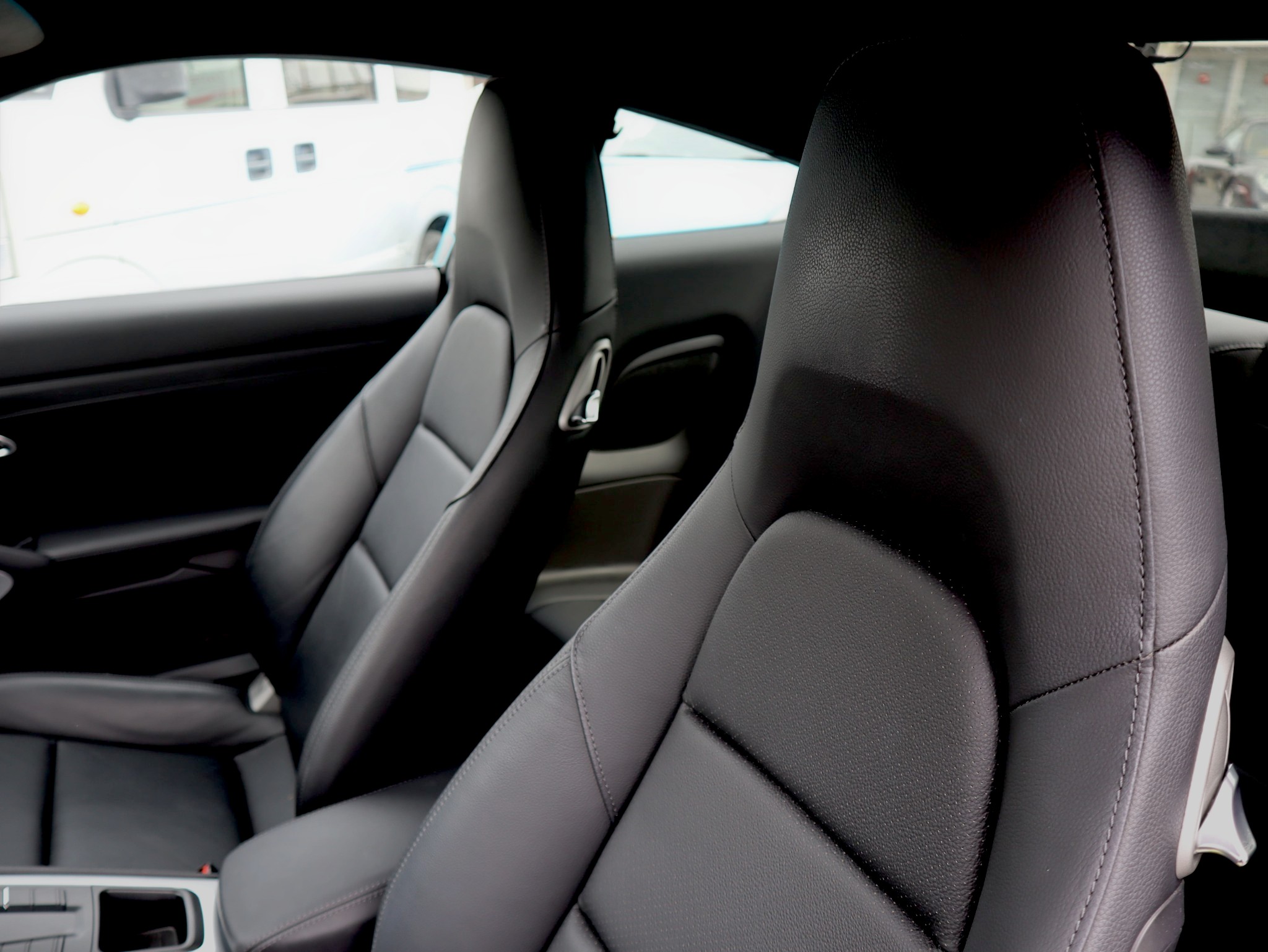 ポルシェ911カレラ（Type991.2）PDK<br>スポーツクロノパッケージ<br>スポーツエグゾーストシステム<br>GTスポーツステアリング<br>PDLS含むバイキセノンヘッドライト<br>カレラスポーツホイール