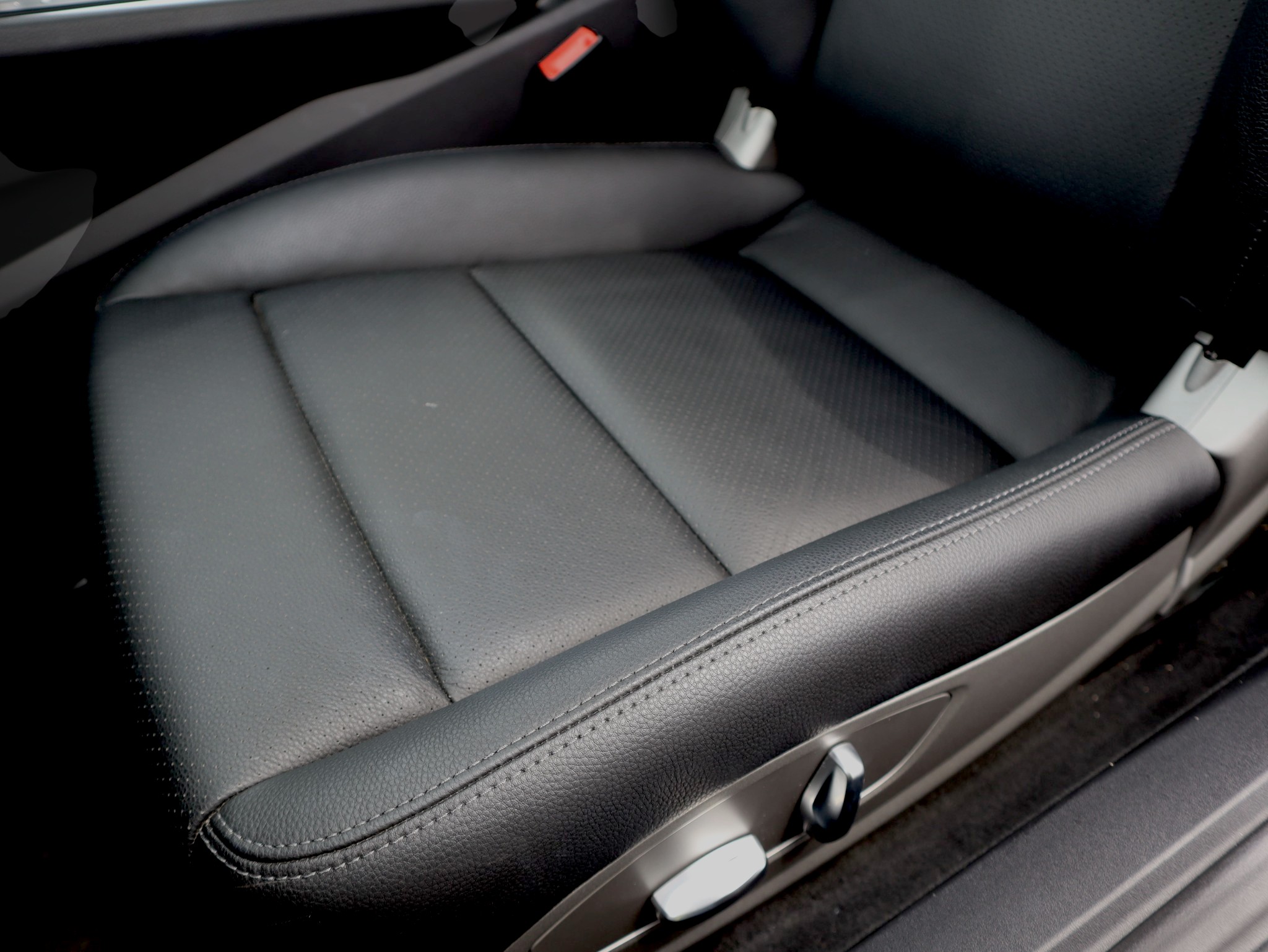 ポルシェ911カレラ（Type991.2）PDK<br>スポーツクロノパッケージ<br>スポーツエグゾーストシステム<br>GTスポーツステアリング<br>PDLS含むバイキセノンヘッドライト<br>カレラスポーツホイール