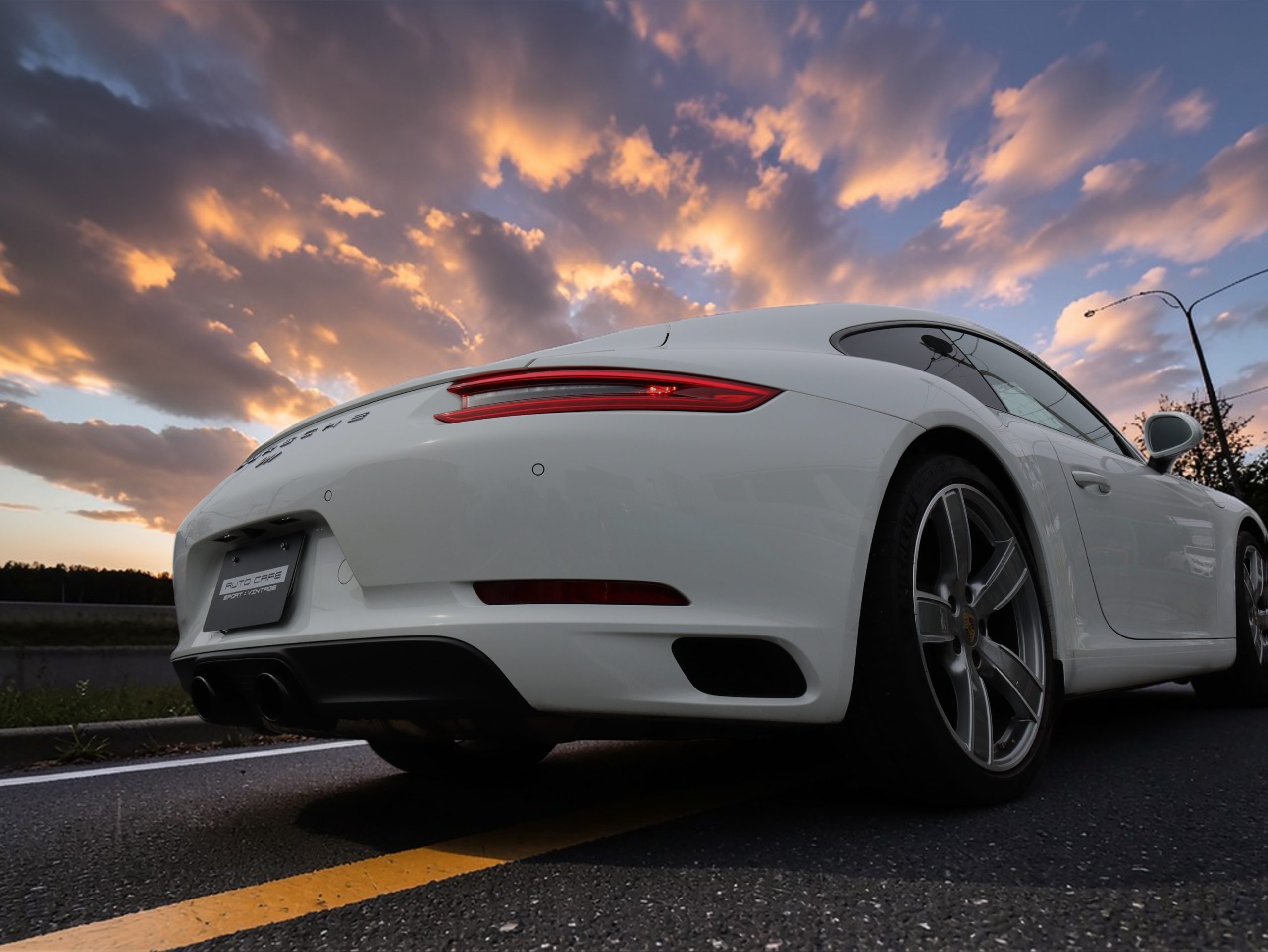 ポルシェ911カレラ（Type991.2）PDK<br>スポーツクロノパッケージ<br>スポーツエグゾーストシステム<br>GTスポーツステアリング<br>PDLS含むバイキセノンヘッドライト<br>カレラスポーツホイール