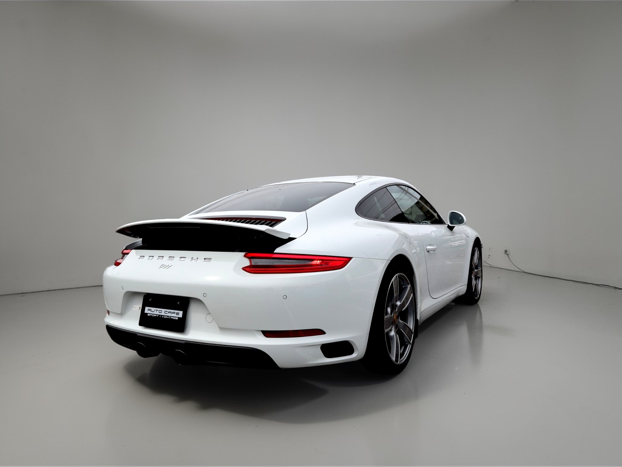 ポルシェ911カレラ（Type991.2）PDK<br>スポーツクロノパッケージ<br>スポーツエグゾーストシステム<br>GTスポーツステアリング<br>PDLS含むバイキセノンヘッドライト<br>カレラスポーツホイール