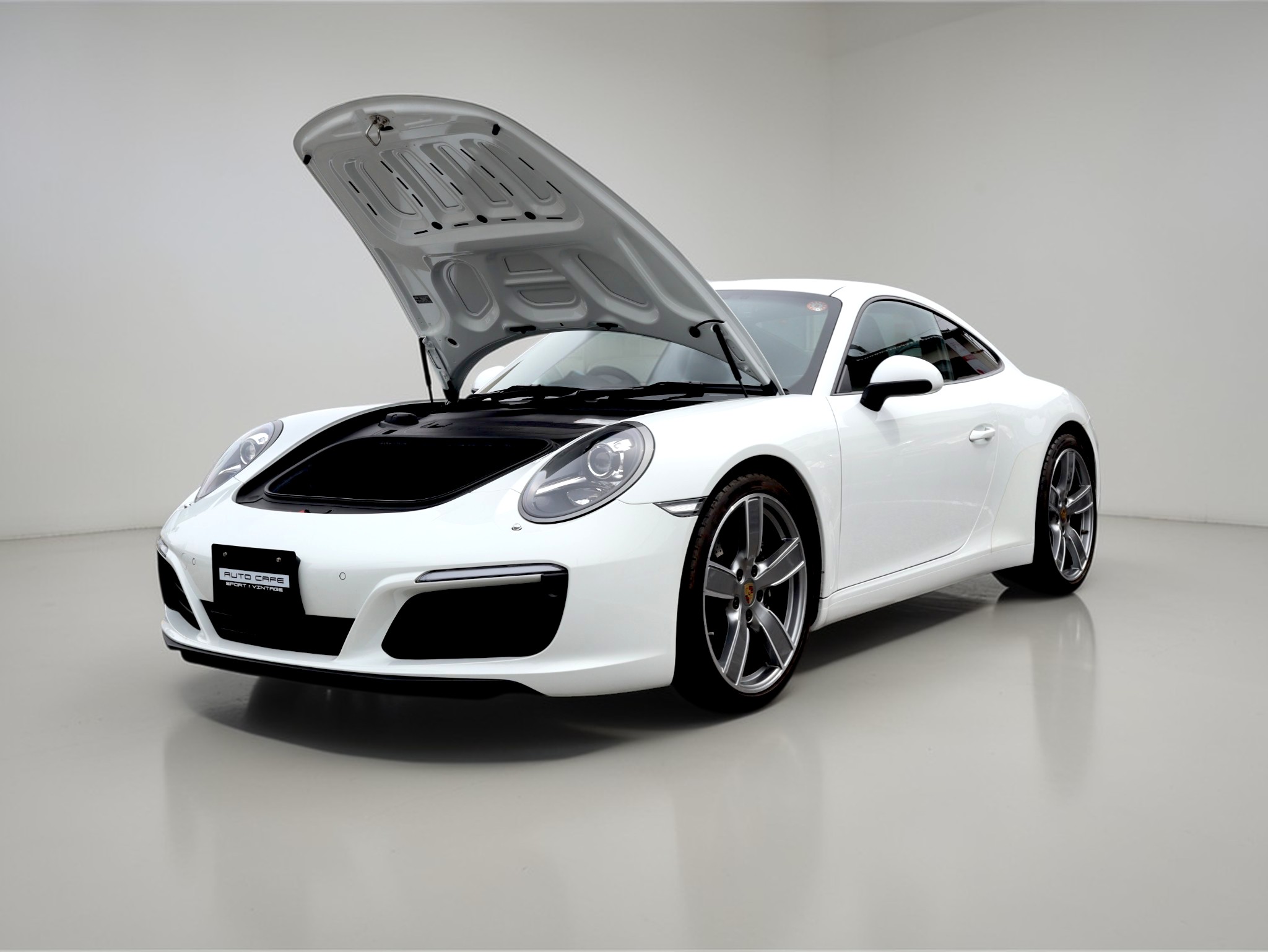 ポルシェ911カレラ（Type991.2）PDK<br>スポーツクロノパッケージ<br>スポーツエグゾーストシステム<br>GTスポーツステアリング<br>PDLS含むバイキセノンヘッドライト<br>カレラスポーツホイール