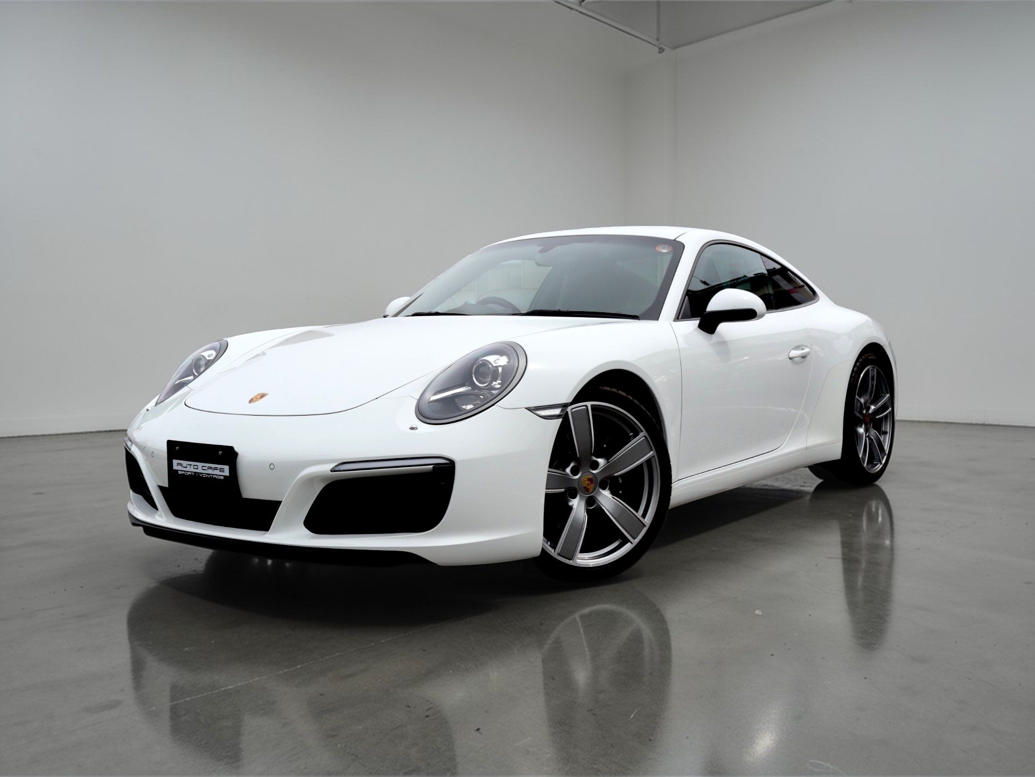 ポルシェ911カレラ（Type991.2）PDK<br>スポーツクロノパッケージ<br>スポーツエグゾーストシステム<br>GTスポーツステアリング<br>PDLS含むバイキセノンヘッドライト<br>カレラスポーツホイール