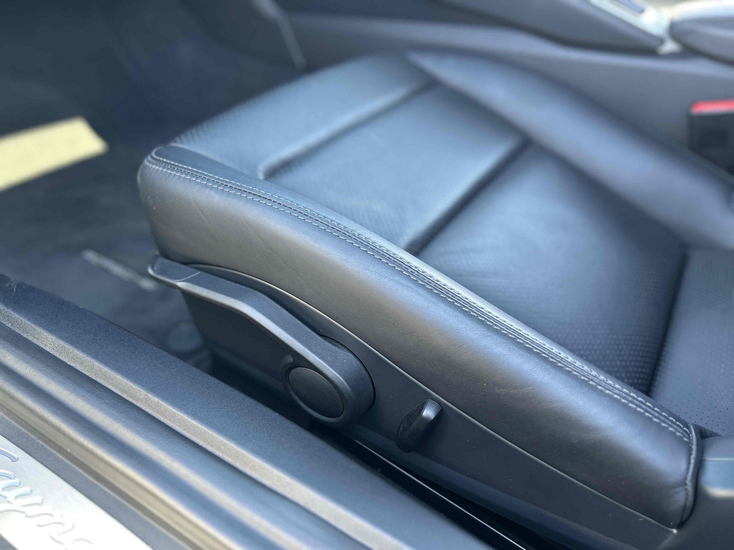 ポルシェ718ケイマン（Type982）PDK<br>オールレザーインテリア<br>スポーツクロノパッケージ<br>スポーツエグゾーストシステム